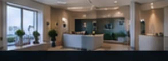 Recepción de clínica moderna y luminosa