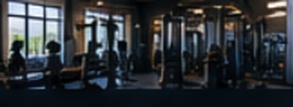 Gimnasio con máquinas de musculación